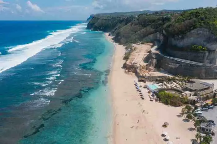 Pantai Melasti Bali, Surga Biru di Tengah Bukit Kapur