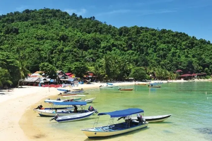 Tempat Wisata di Pesisir Selatan, Dari Pantai Eksotis Hingga Puncak Menakjubkan